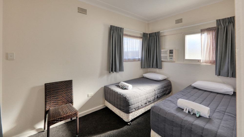 COWRA MOTOR INN 52/65