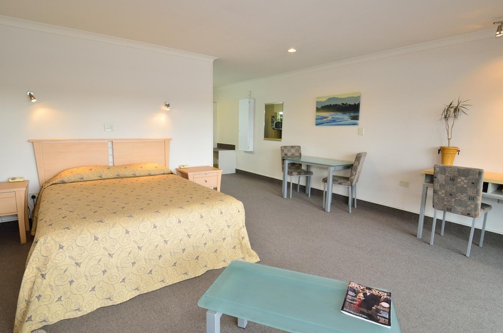 Senator Motor Inn 12/25