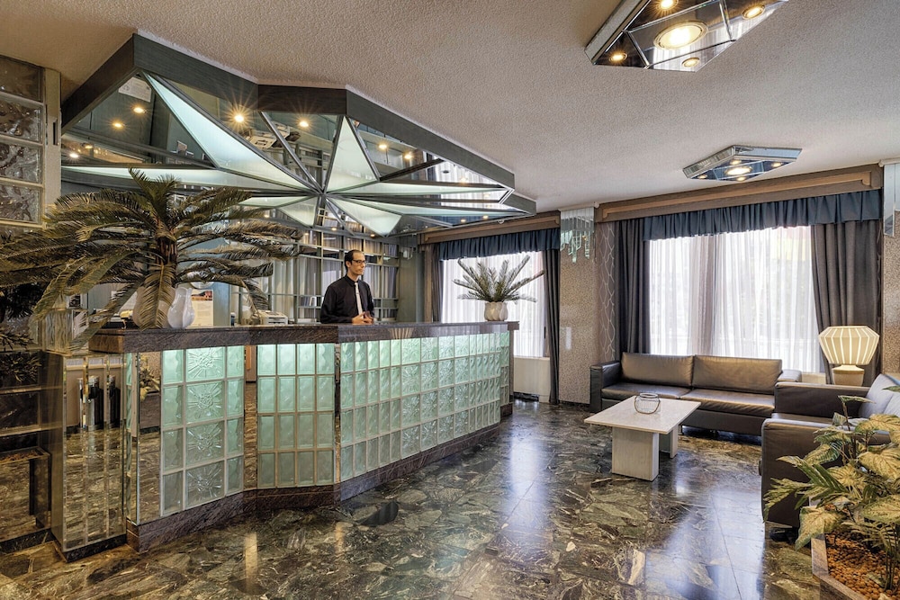 Xenophon Hotel 17/77