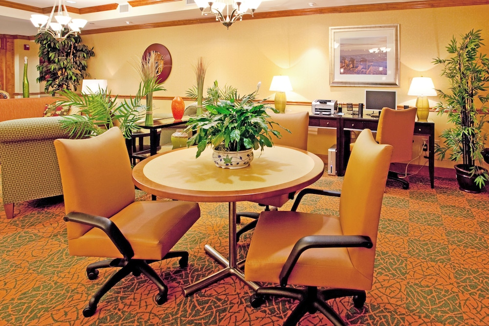 Holiday Inn Express Hotel And Suites Charleston North 52/56