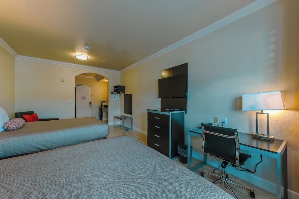 Gateway Inn and Suites Hotel 34/46