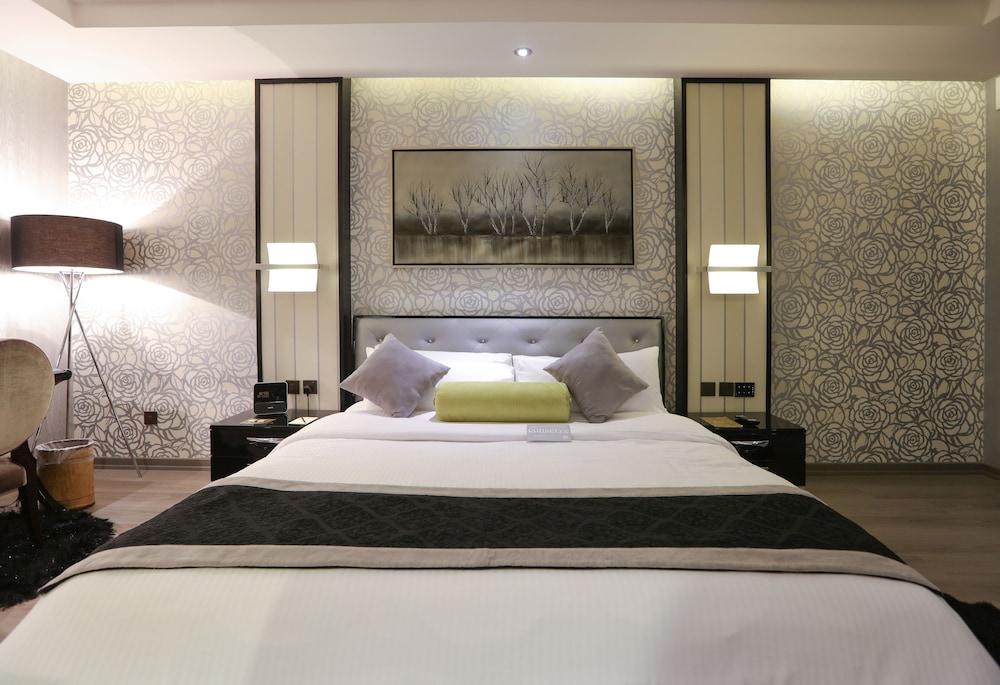 ROYAL, SUITE, KING BED