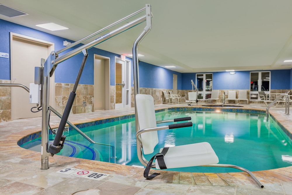 Holiday Inn Express Hotel and Suites Salina 35/62