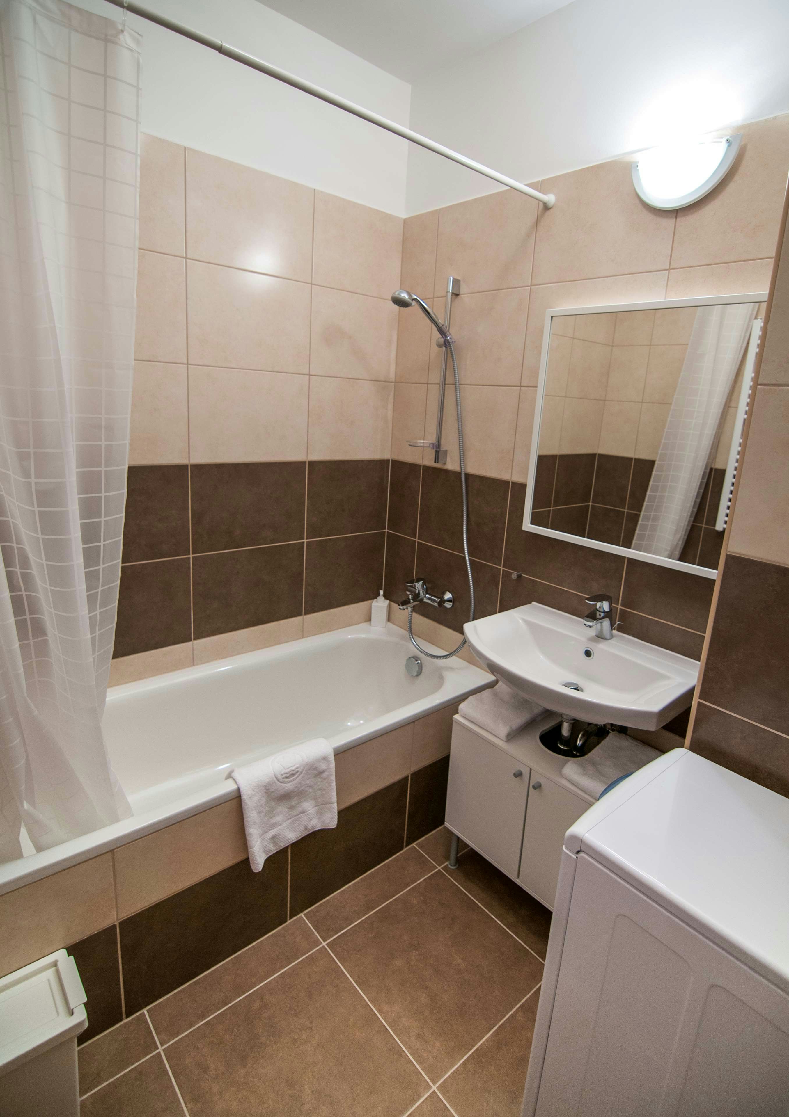 CORVIN CENTER SUITES 84/87