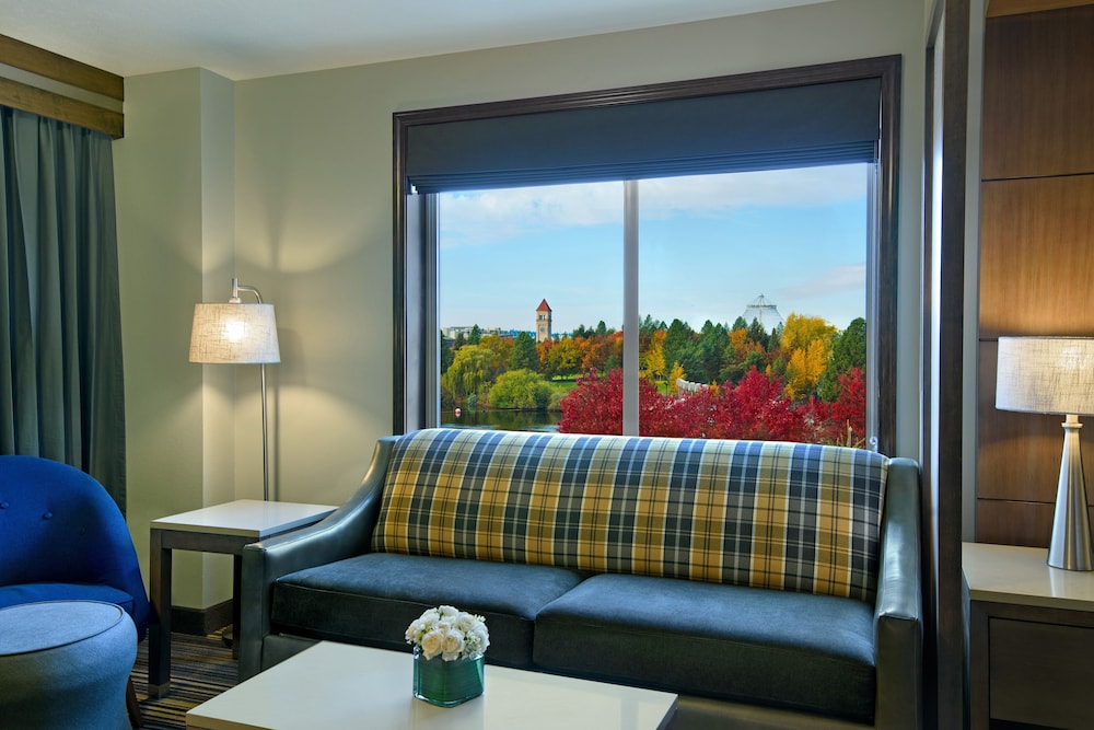 Oxford Suites Downtown Spokane 30/55