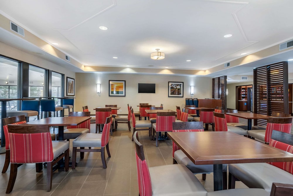 Comfort Suites Lafayette University Area 40/56