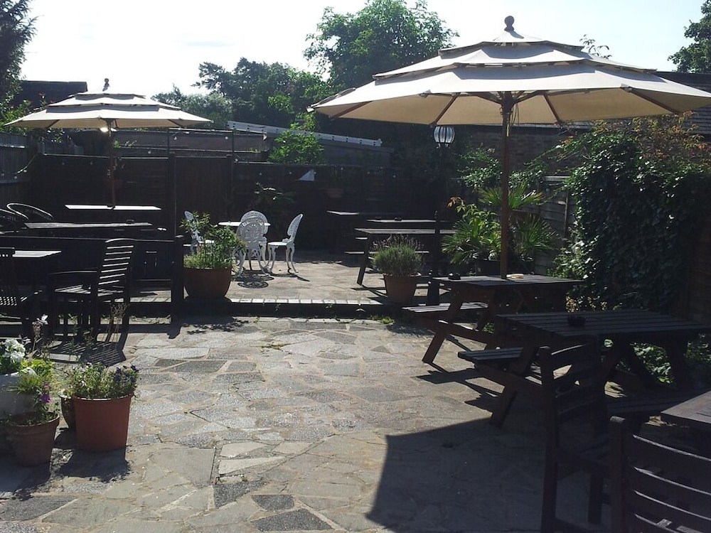 Falcon Inn 24/24