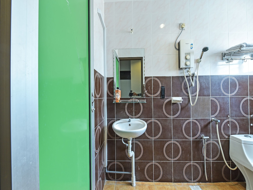 Hotel O M Three Hotel 54/55