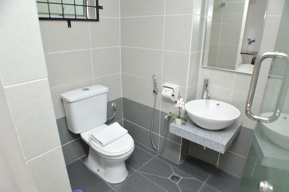 Promenade Service Apartments 70/72