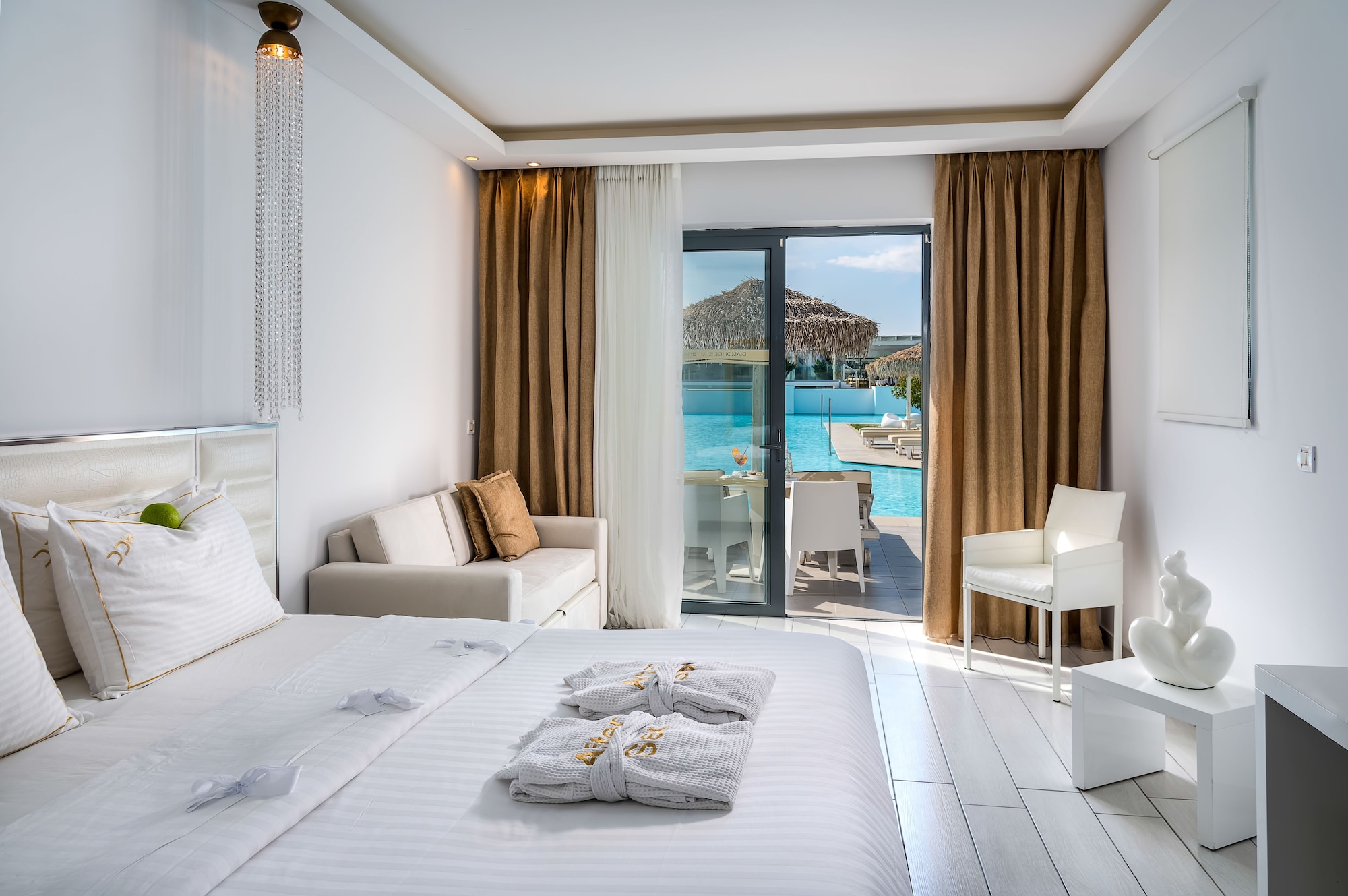 SUPERIOR, KING BED, POOL ACCESS