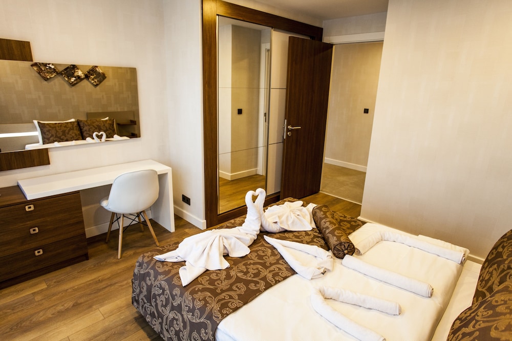 LIV SUIT HOTEL 11/58