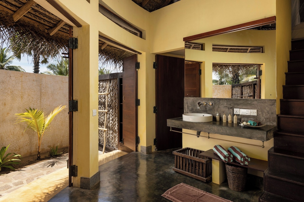 Elements Beach & Nature Resort 50/50