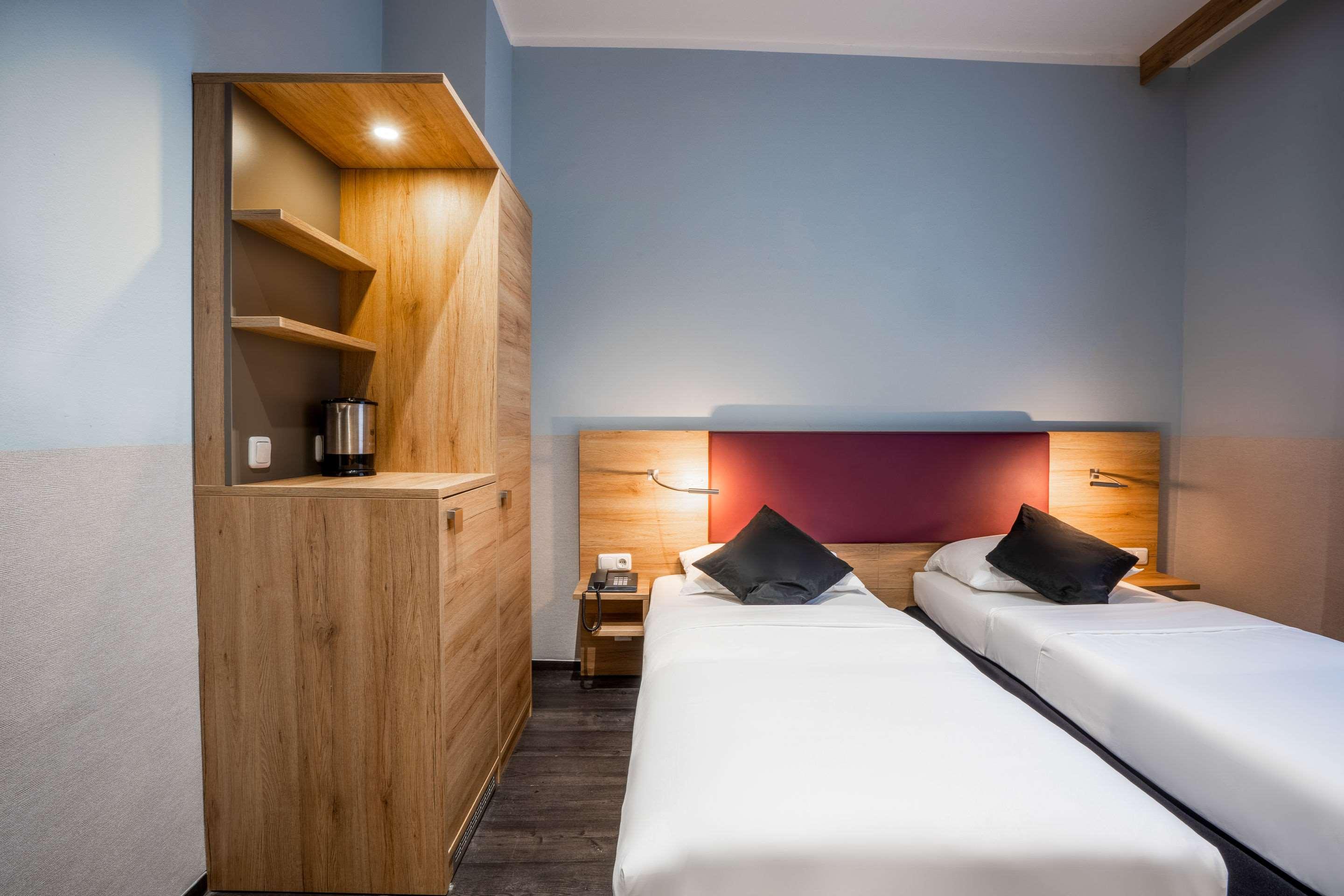 ROOM, TWIN BEDS