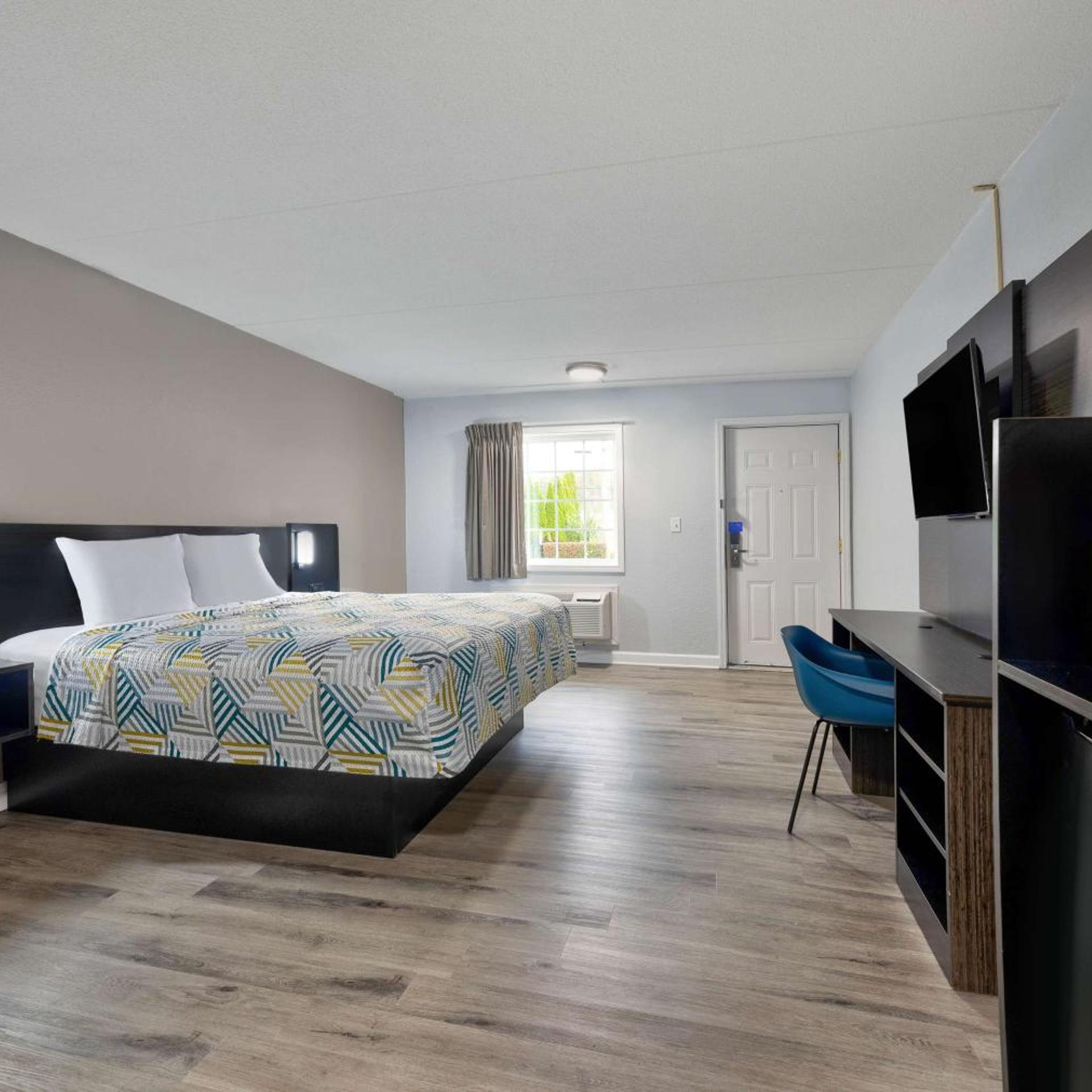 1 King Bed - Mobility Accessible RI Shower Nsmk
