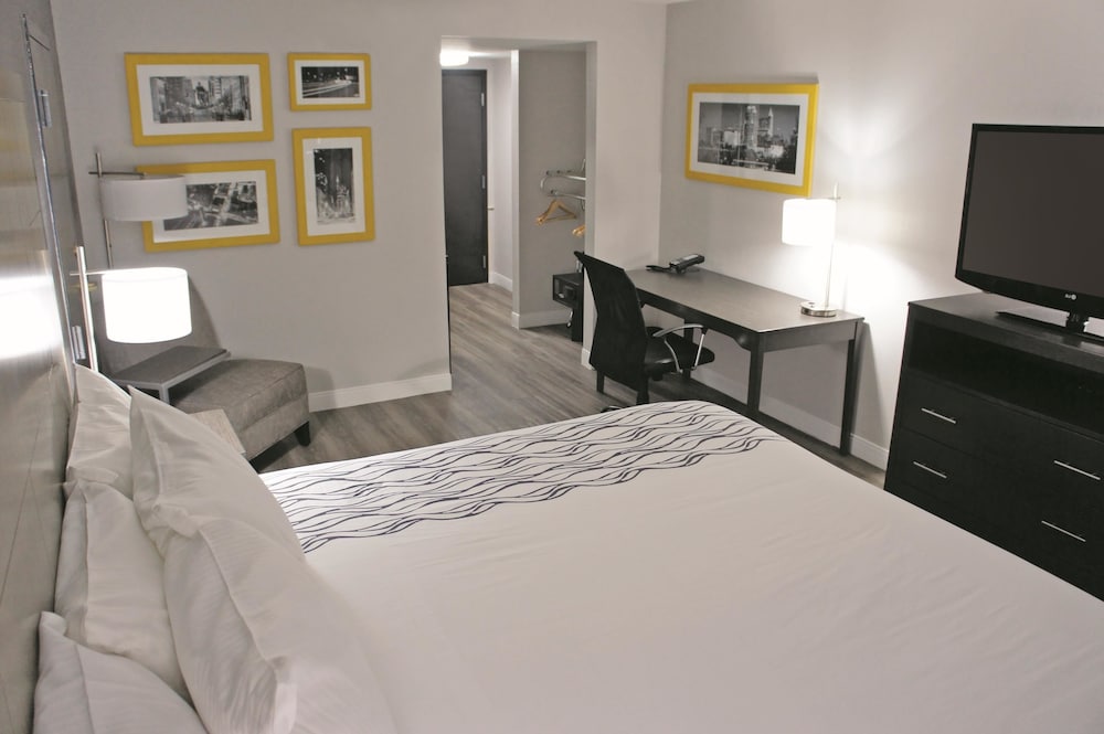 La Quinta Inn and Suites by Wyndham Raleigh Downtown North 6/47
