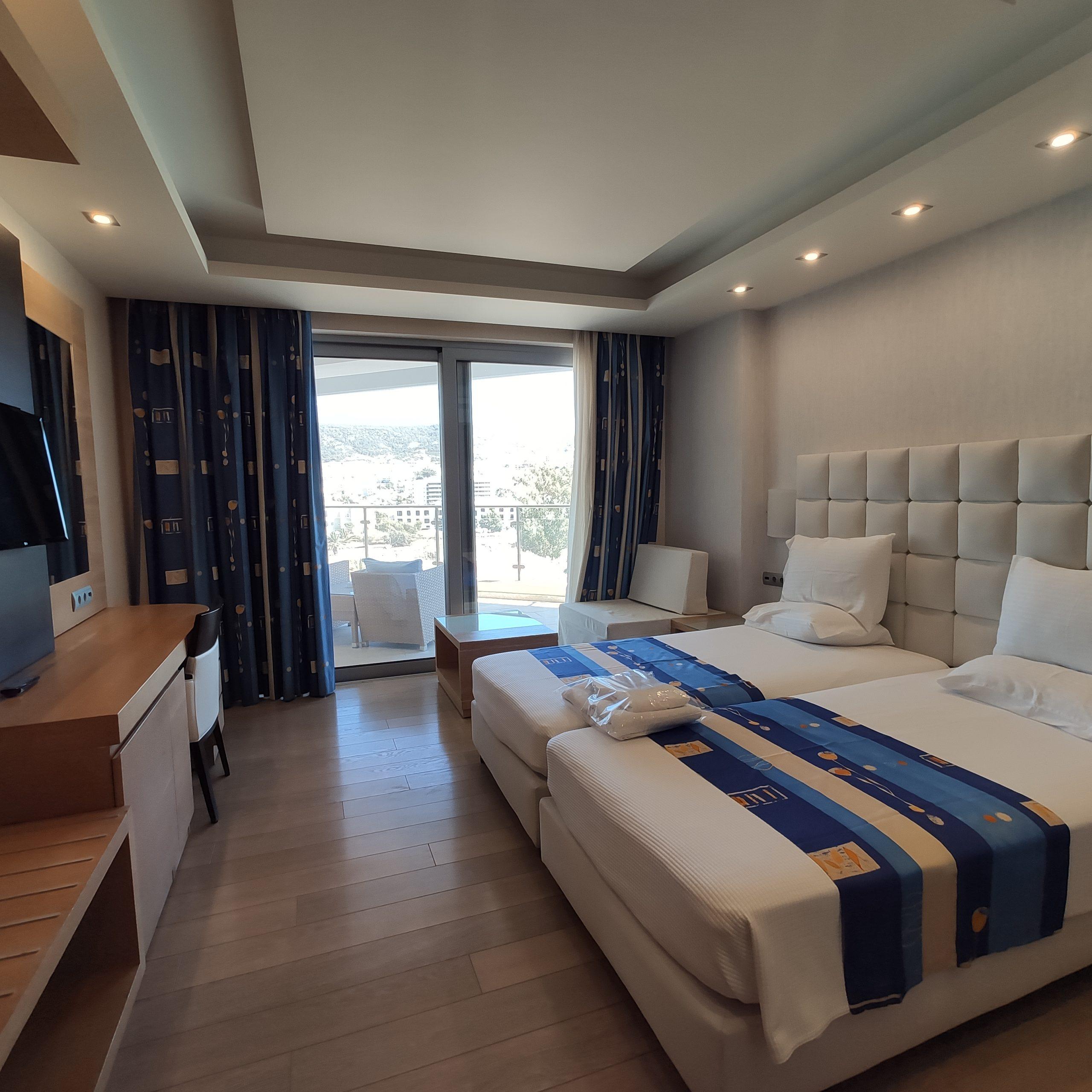 Standard, Double Bed, Side Sea View