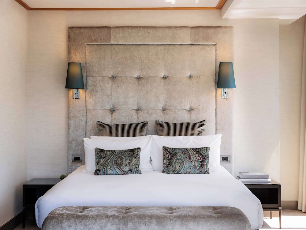 LUXURY, KING BED, ATRIUM VIEW