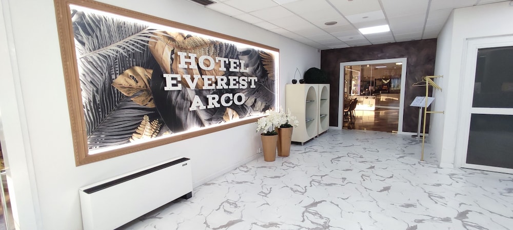 Hotel Everest 9/70