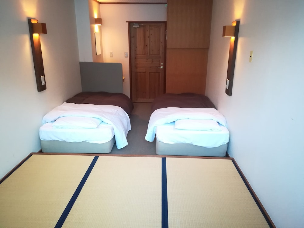 Madarao Elm Pension 19/50