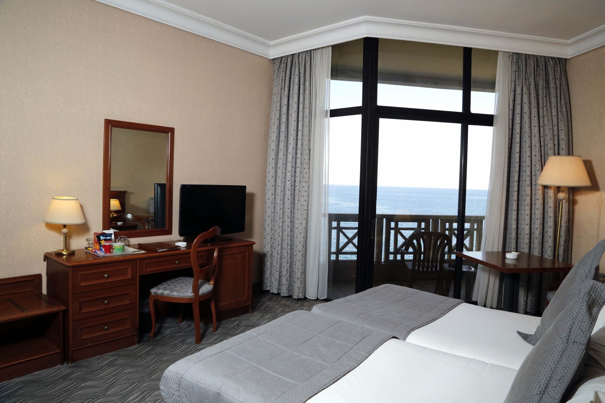 غرفة كلاسيكية عائلية بسرير كينج وسرير فردي بإطلالة على البحر بغرفتي نوم، Bayview Hotel, Beirut 3/4