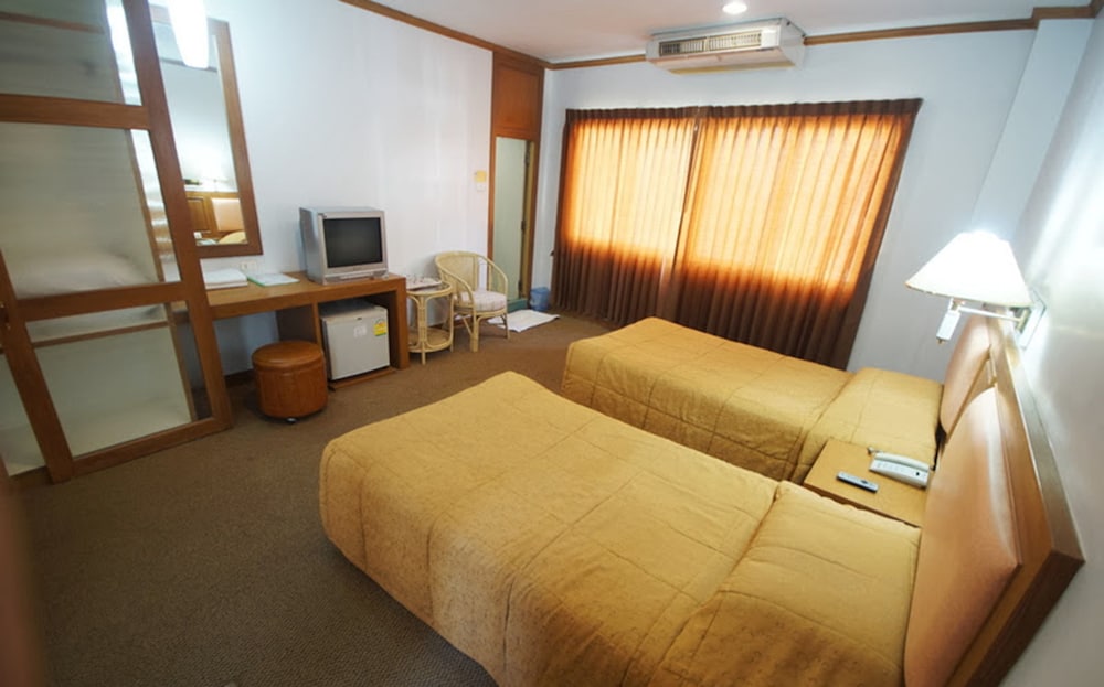 Dhevaraj Hotel 18/62