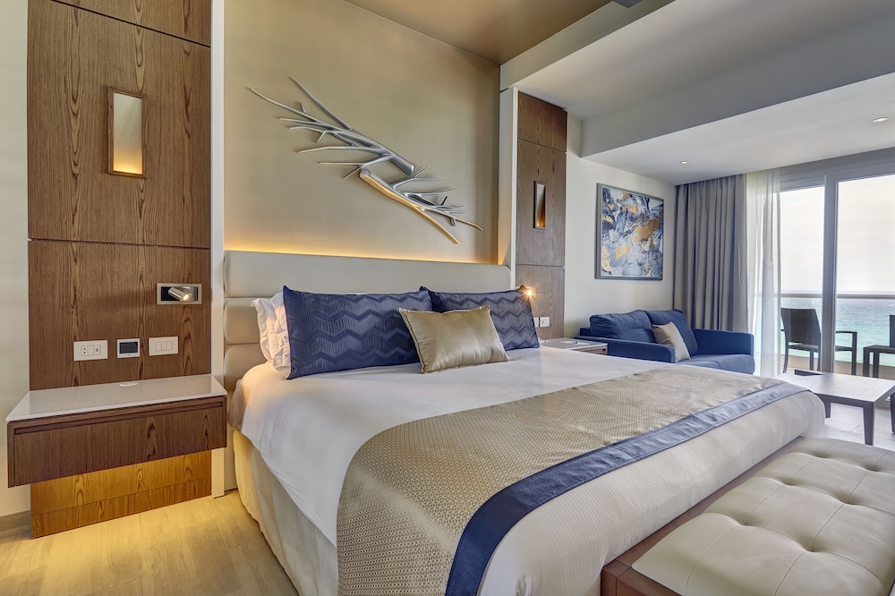 2 Bedrooms, Diamond Club, Presidential, Luxury, Suite, 1 King and 2 Queen Beds, Ocean Front, Sofa
