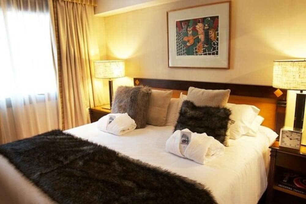 EXECUTIVE, SUITE