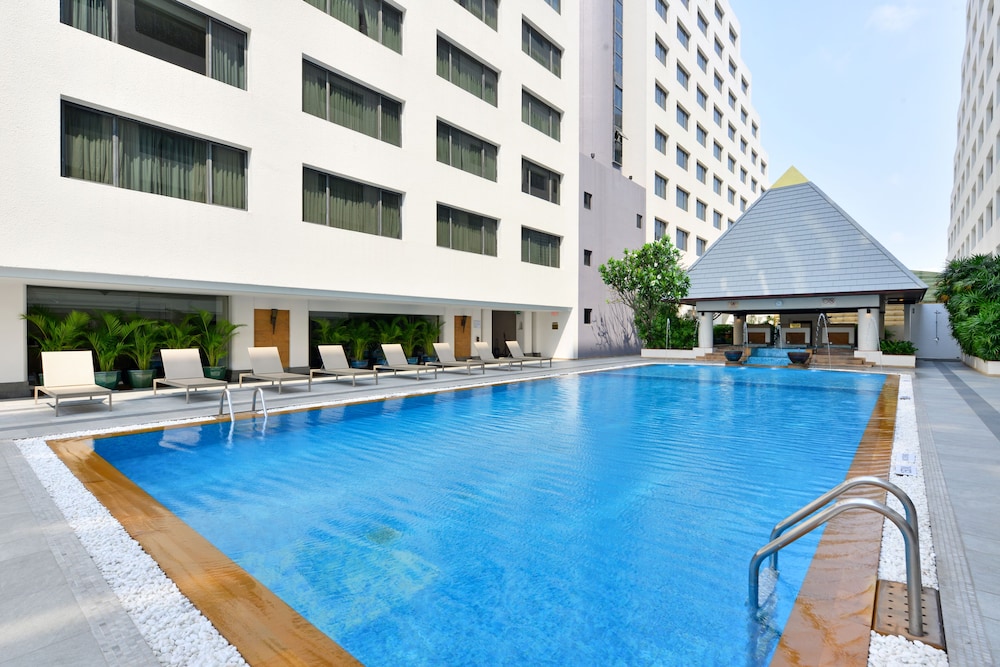 Twin Towers Hotel 7/68