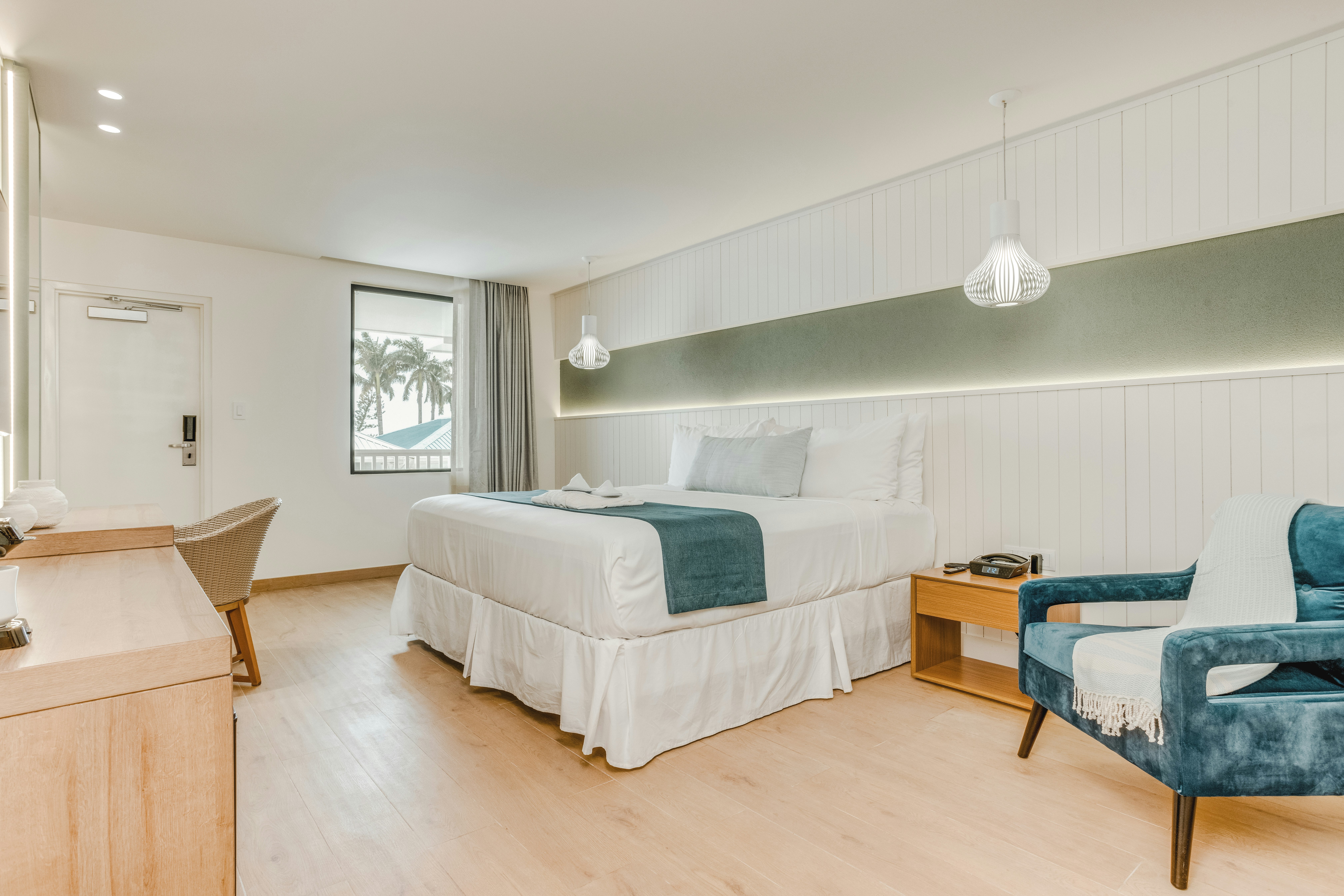 Courtyard, Deluxe, King Bed, Balcony, Fort George Hotel And Spa 2/4