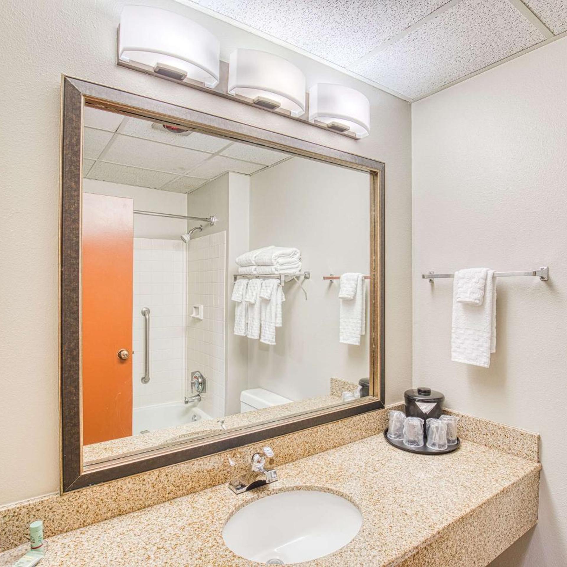 Room, 2 Queen Beds, Pool Side، Best Western Green Valley Inn 10/10
