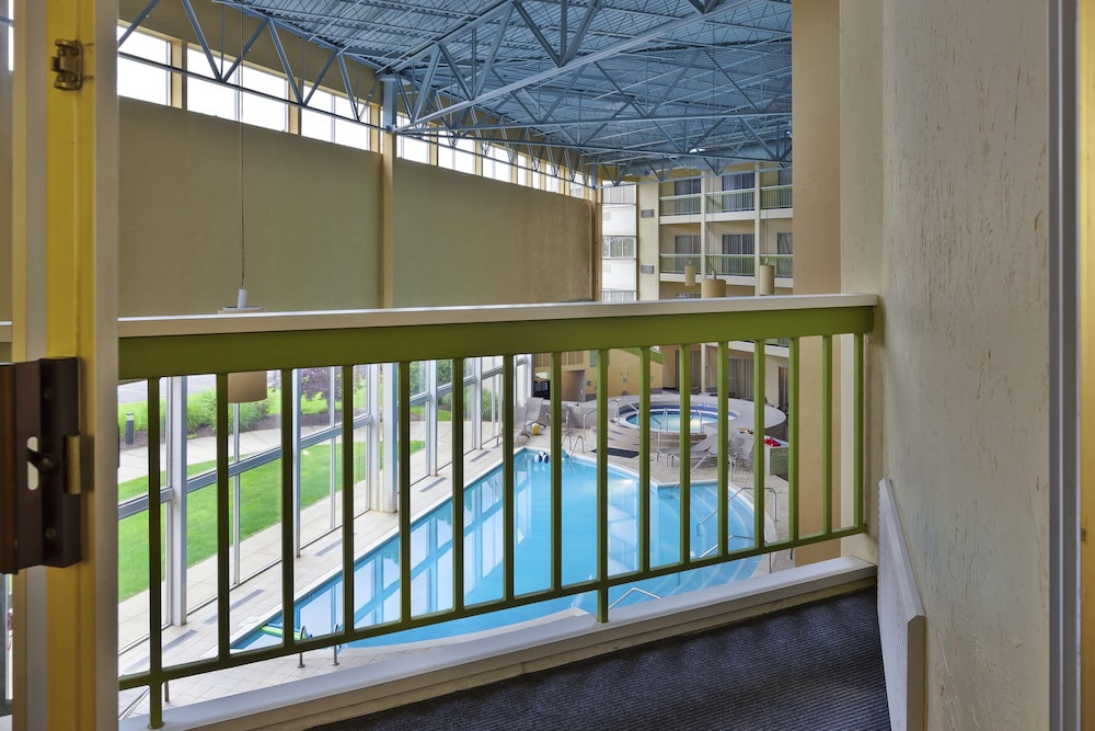 Lobby at DoubleTree by Hilton Holland, HOLLAND - MI