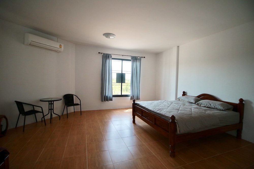 DELUXE, KING BED