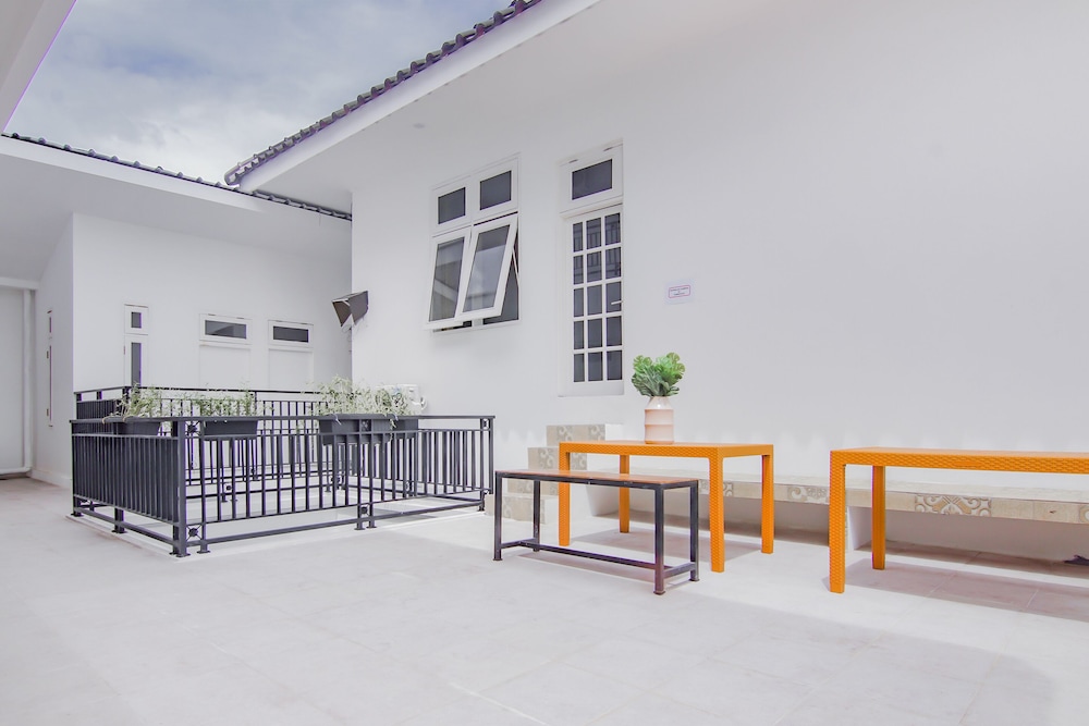 Super OYO 90342 Kemang Garden 4/39
