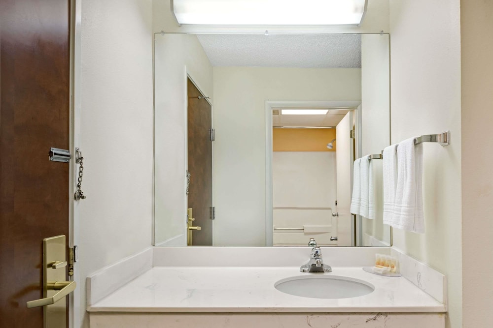 Days Inn By Wyndham Burlington East 10/31