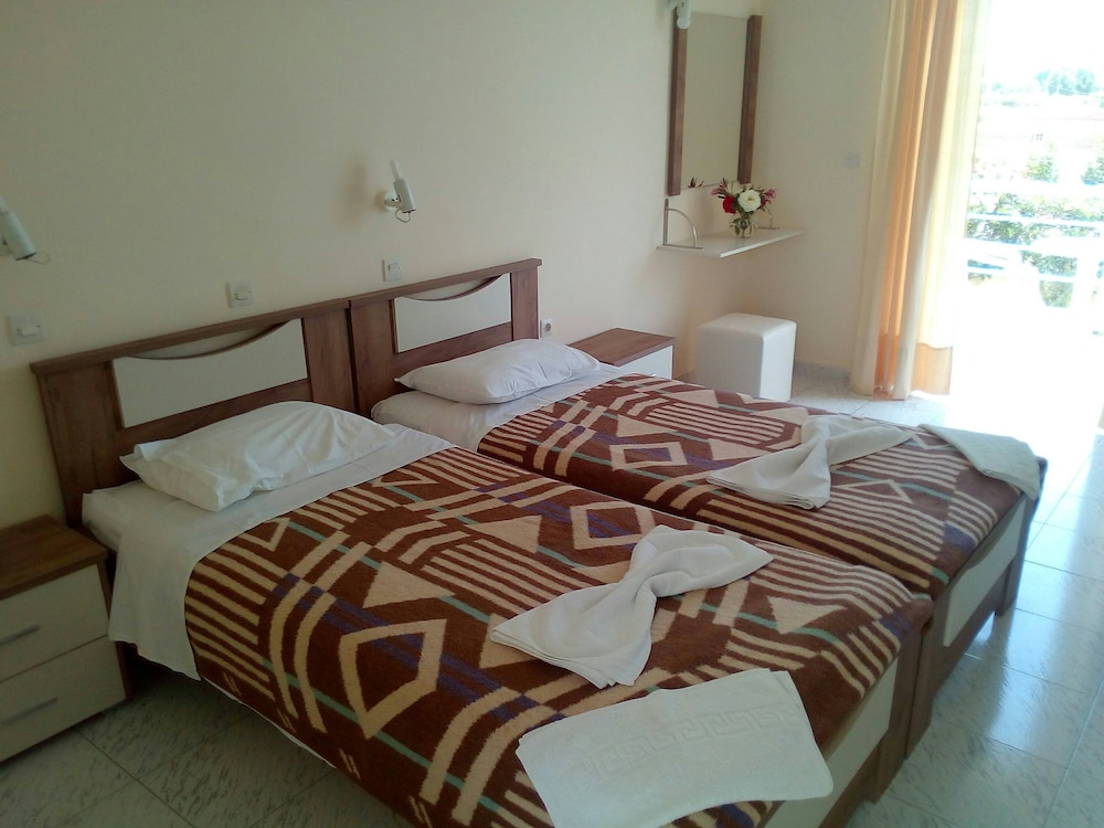 Leonidas Hotel & Studios 27/65
