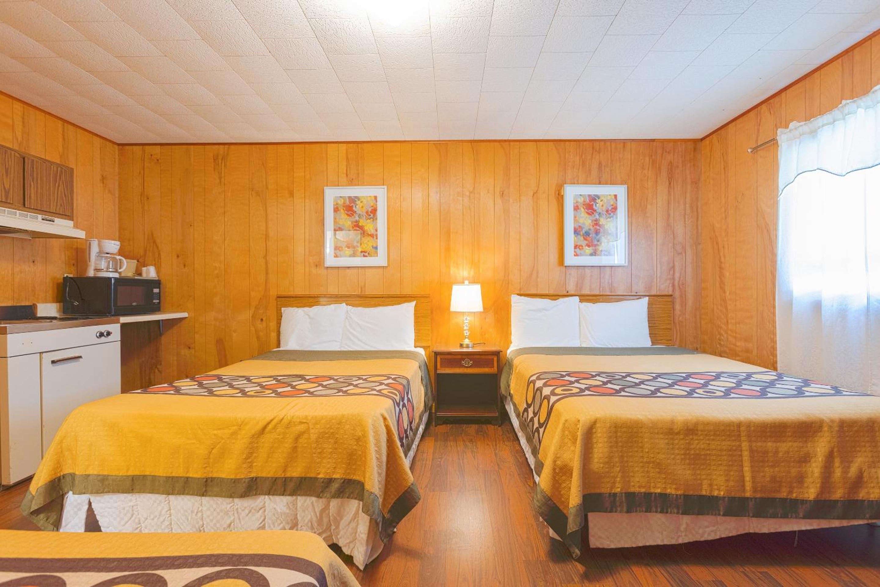 غرفة عائلية بسريرين كوين مع أريكة بمطبخ صغير، Parkside Motel by OYO Meadville Conneaut Lake 2/4
