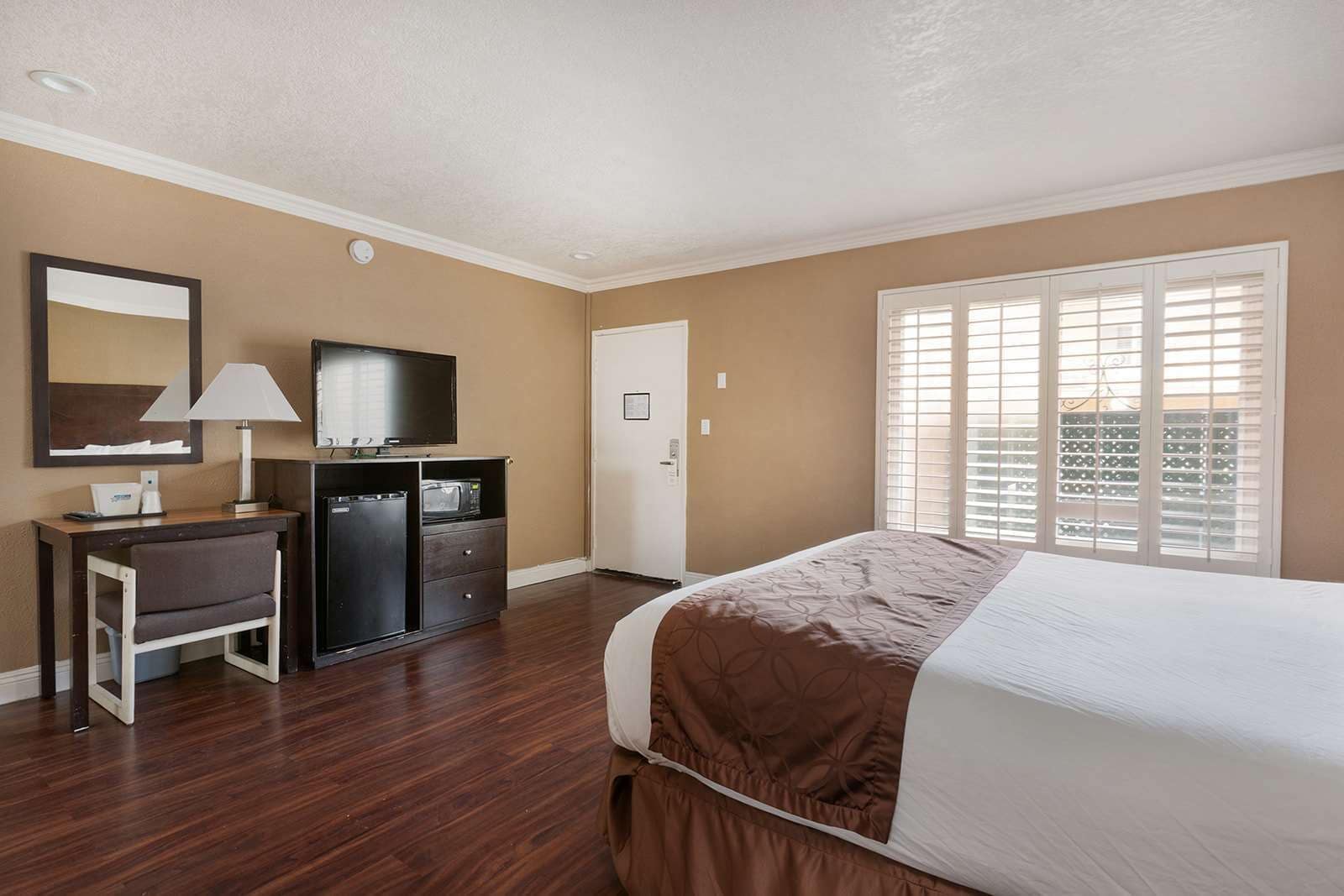 ROOM, QUEEN BED