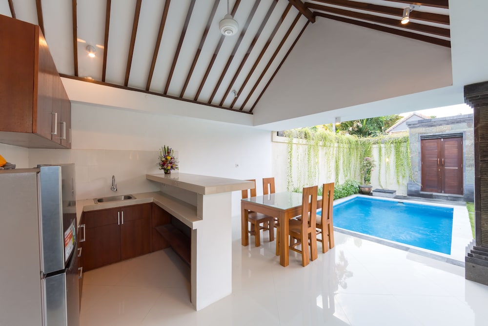 Kubu Petitenget Suite Seminyak 9/63