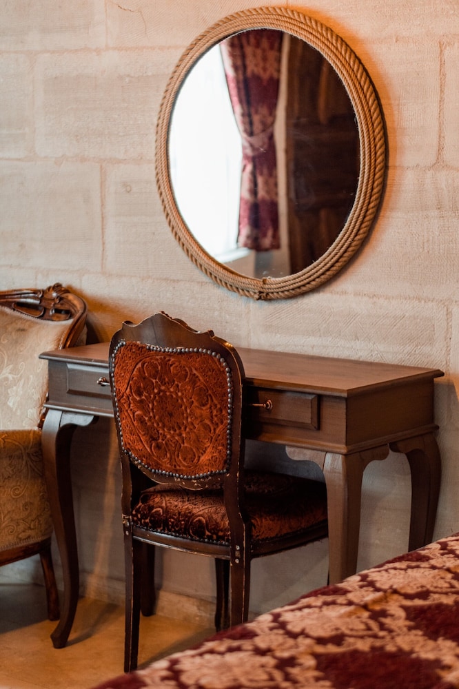 Amber Cave Suites 58/76