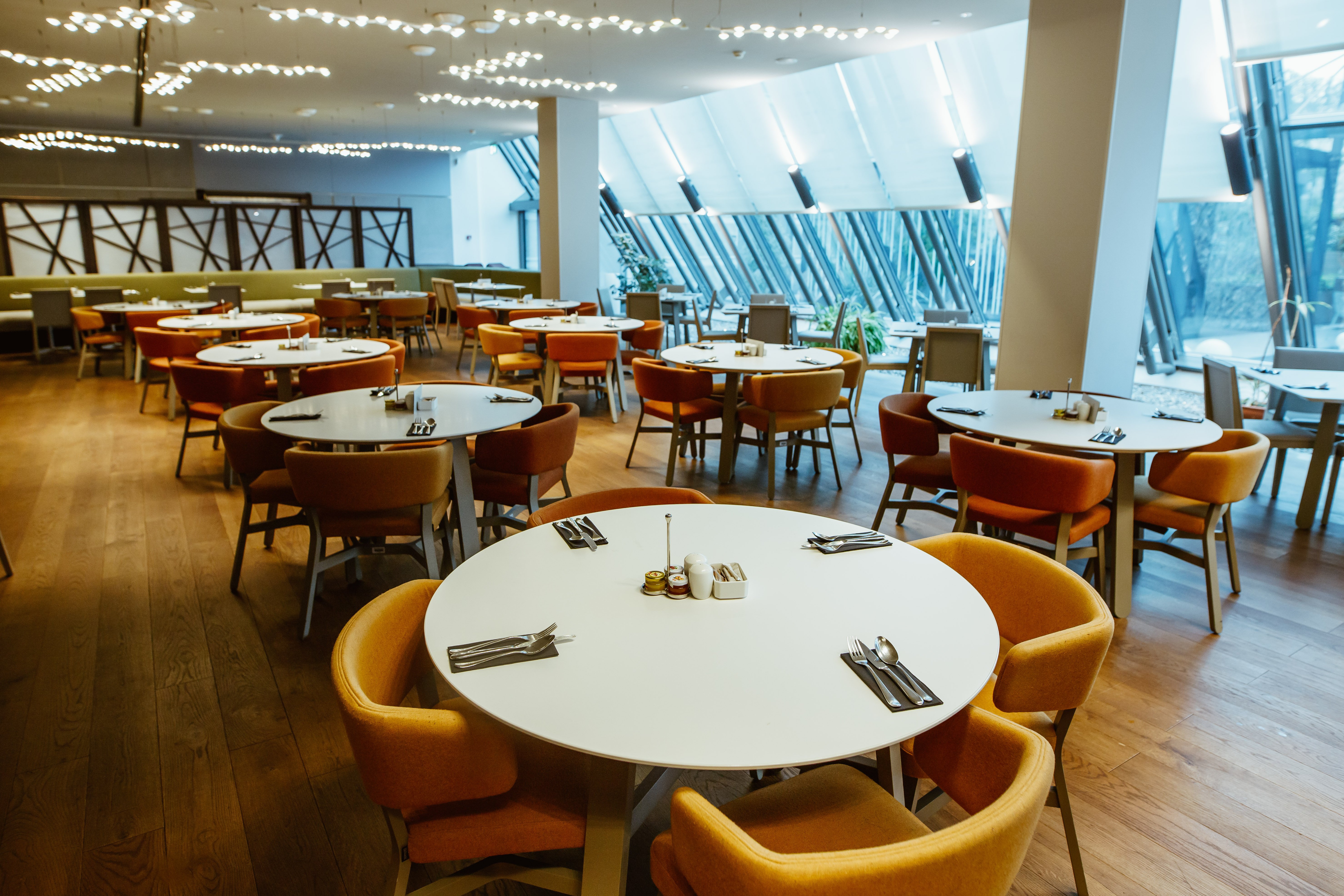 Crowne Plaza Belgrade 55/85