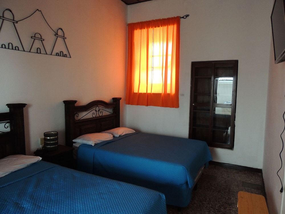 Feathers Hotel And Lounge - Hostel 15/60