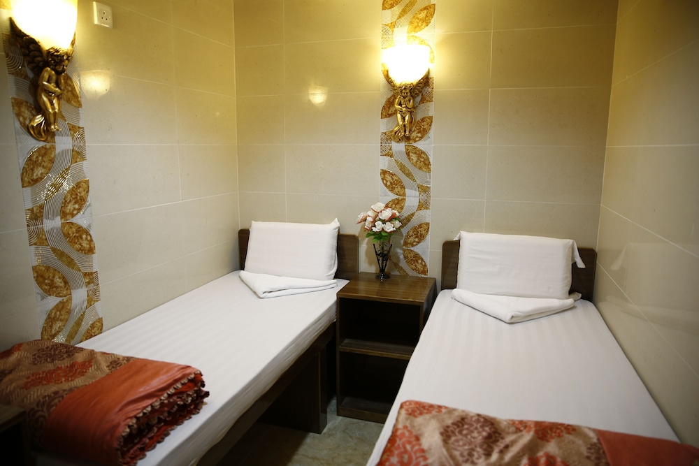 Sandhu Hotel 32/39