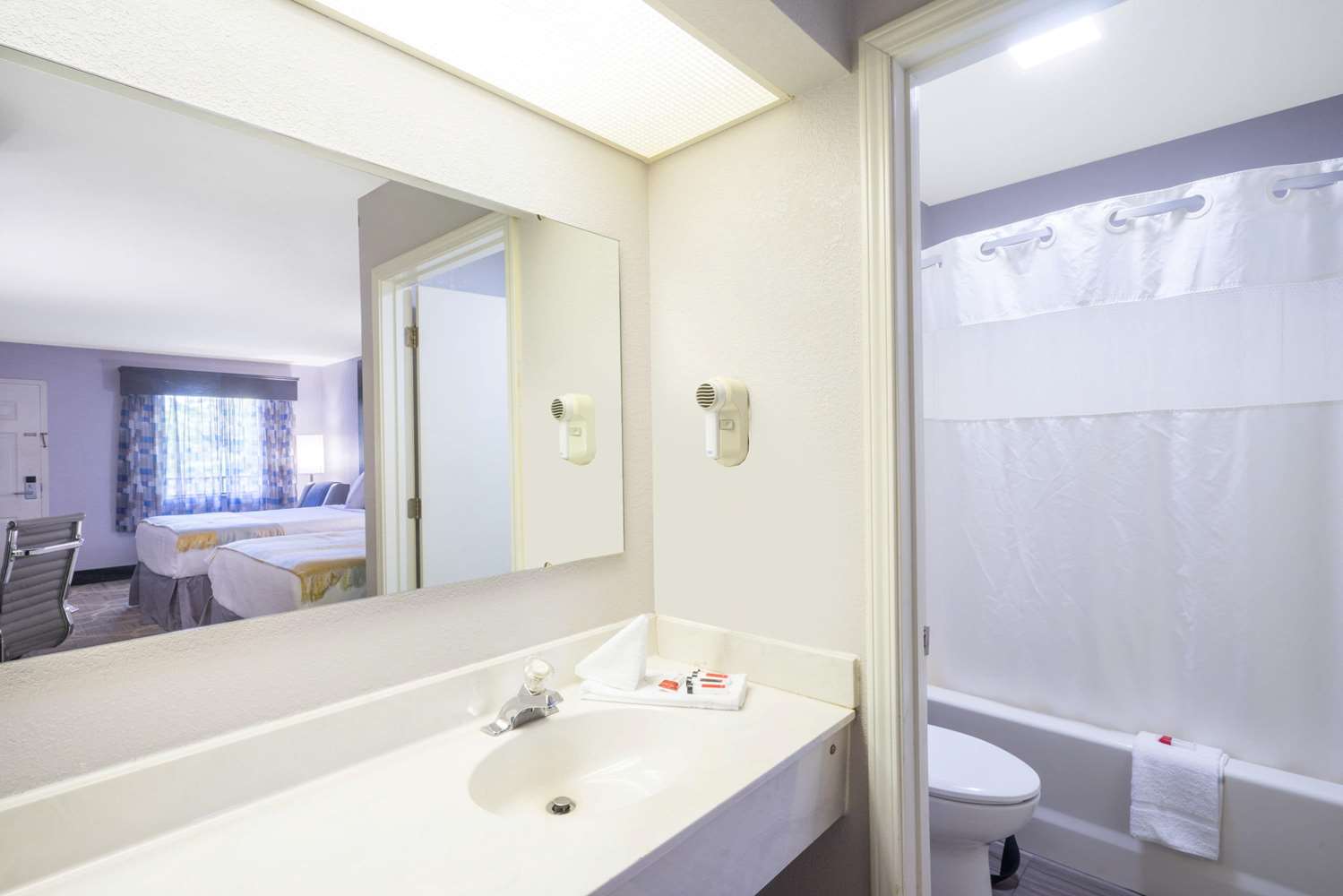 Days Inn by Wyndham Asheville Downtown North 8/10