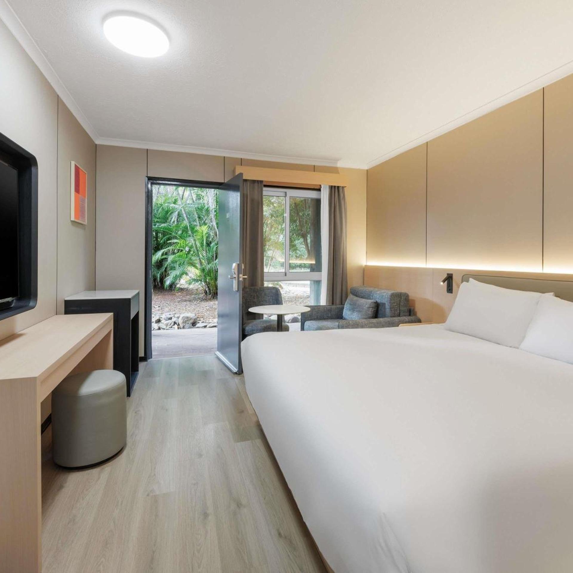 غرفة كلاسيكية بسرير كوين لذوي الإعاقة