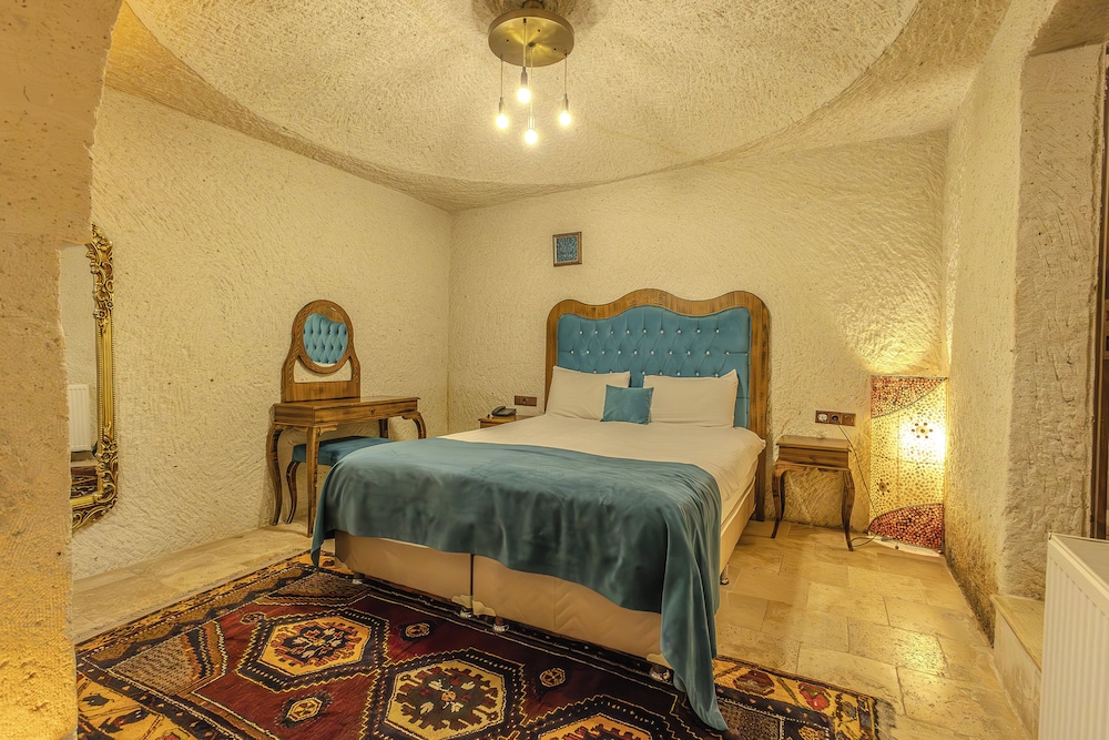 Miracle Cave Hotel 8/50