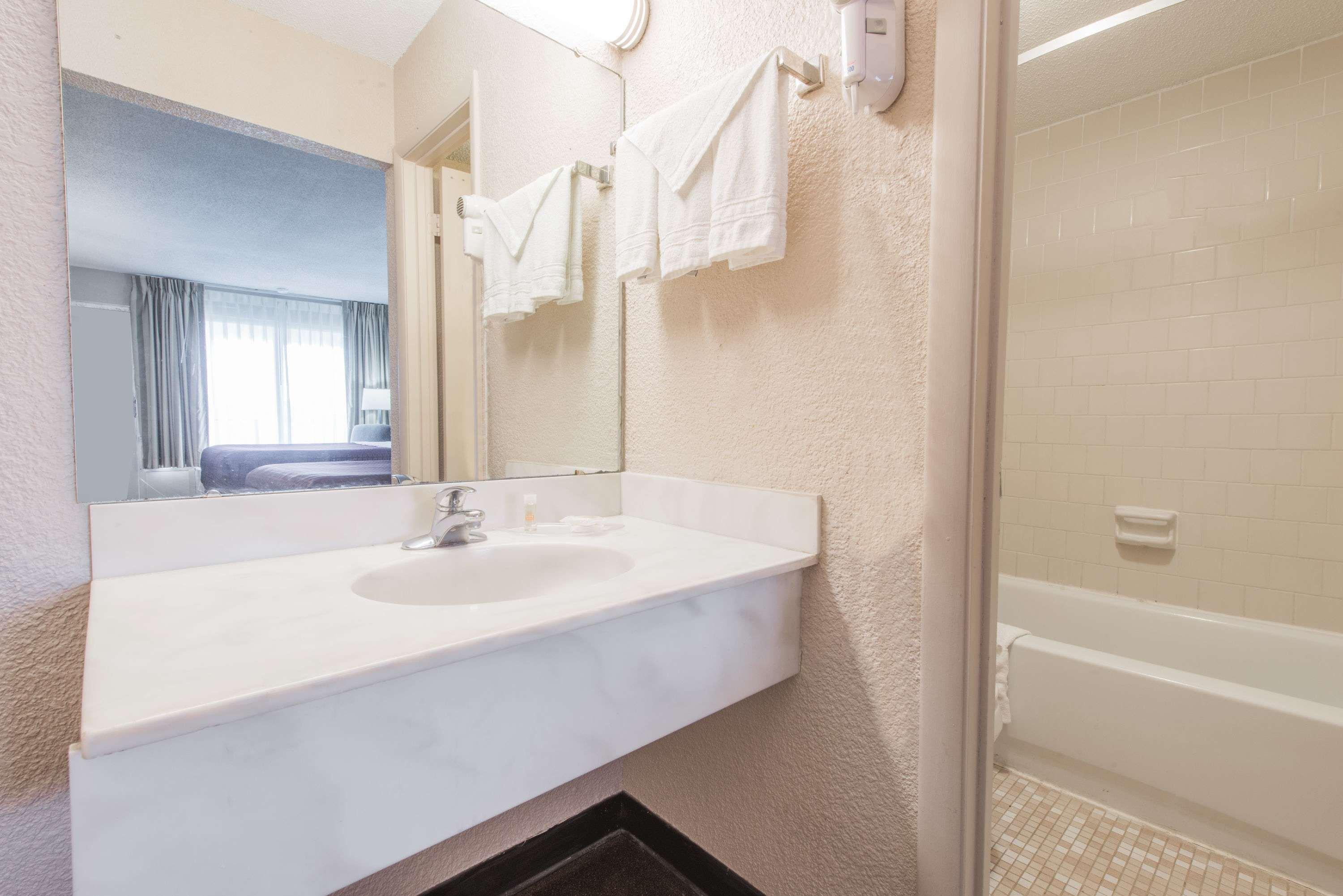 Days Inn by Wyndham Elizabethtown 16/16