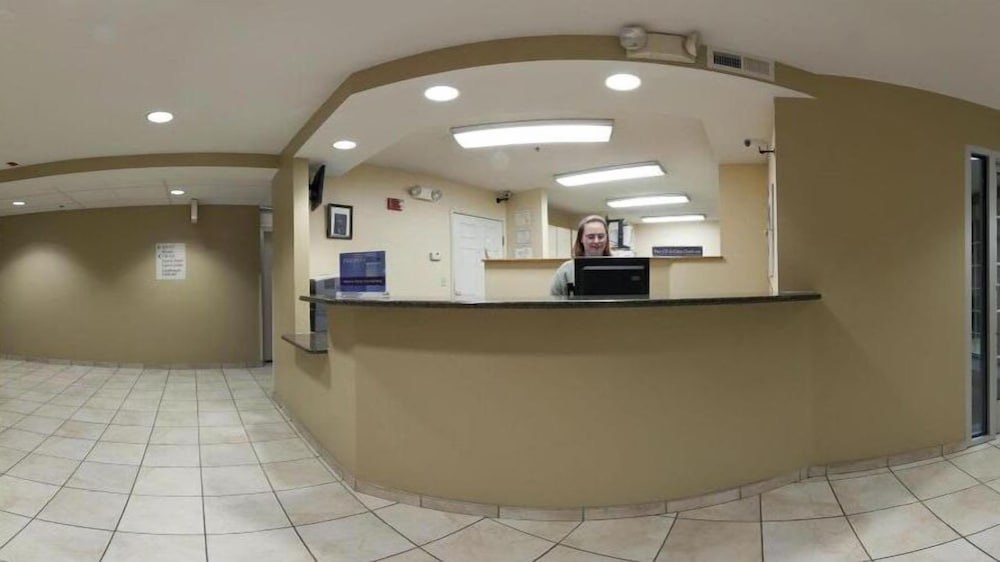 CANDLEWOOD SUITES ROCKFORD 7/38