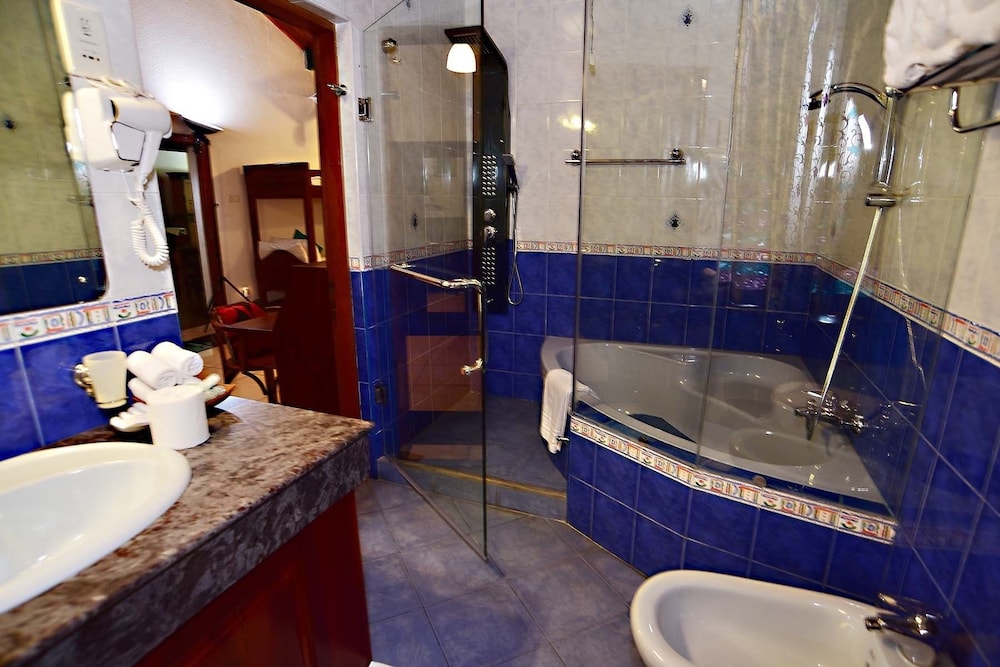 LUXURY, QUADRUPLE, MULTIPLE BEDS, PRIVATE BATHROOM