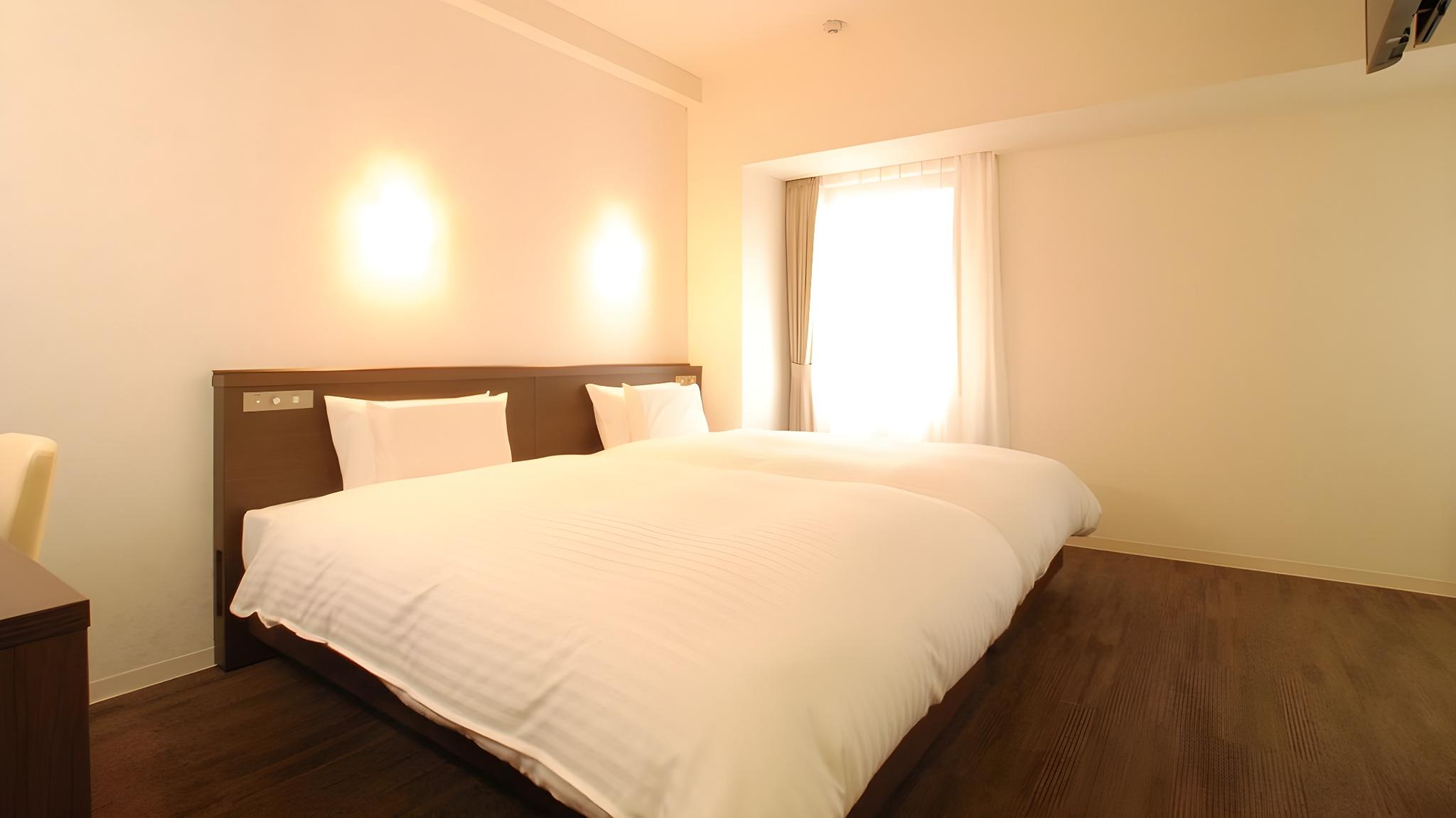 Universal, Twin Beds