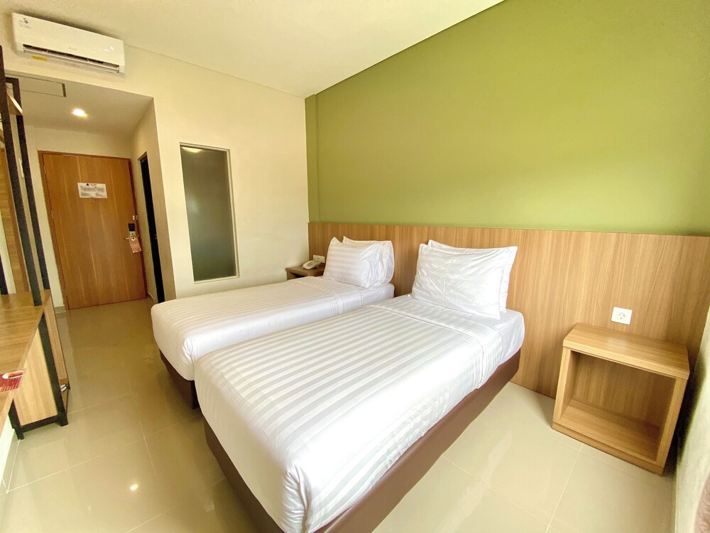 Front One Hotel Gombong 10/48